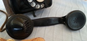 Teléfono antiguo de pared. Años 50. Baquelita. Fuerte y pesado.