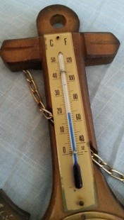 Barómetro con termómetro. Años 70. Forma de ancla. En madera y vidrio.