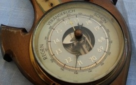 Barómetro con termómetro. Años 70. Forma de ancla. En madera y vidrio.