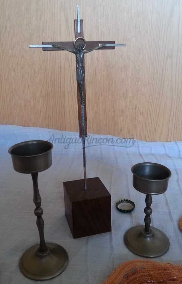 Calvario y candelabros en estaño. Años 70 Calvario y candelabros en estaño. Años 70