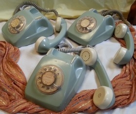 Teléfono de mesa. 3 unidades. Años 70. Origen español.