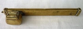 Tintero con guarda-plumas centenario. Finales de 1800. Pieza importante en bronce.oso para escritorio. Writing in wood.