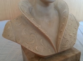 Escultura. Busto femenino en fibra. Decorada a mano.