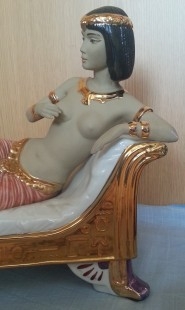Escultura. Figura mujer egipcia en porcelana. Gran tamaño.
