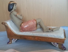 Escultura. Figura mujer egipcia en porcelana. Gran tamaño.