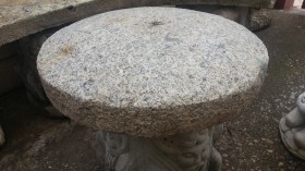 Piedra de molino. Granito. Años 40. Magnífico objeto de decoración. 25 kg.