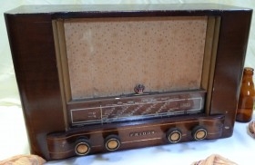 Radio de válvulas antigua. Marca FRIDOR. Años 40-50