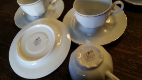 Tazas de café. Marca SANTA CLARA. Con sus platillos en porcelana. Conjunto 6 piezas. Años 70.