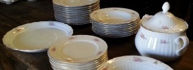 Vajilla porcelana SANTA CLARA. 29 piezas. Ribetes perfilados en oro.