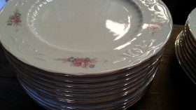 Vajilla porcelana SANTA CLARA. 29 piezas. Ribetes perfilados en oro.