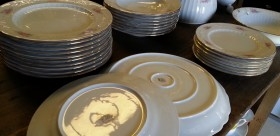 Vajilla porcelana SANTA CLARA. 29 piezas. Ribetes perfilados en oro.
