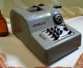 Calculadora mecánica. Marca HISPANO OLIVETTI. Años 70. Funcionando.