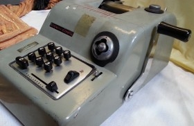 Calculadora mecánica. Marca HISPANO OLIVETTI. Años 70. Funcionando.