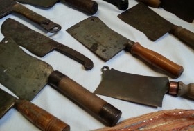  cuchillos de alquiler. Gran cantidad de antiguos machetes enalquiler.