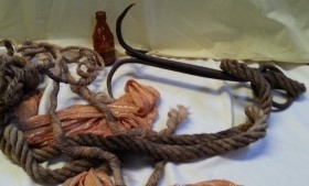 Gancho antiguo. Ancla de 3 puntas con soga incluida. Antiguo apero.