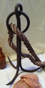 Gancho antiguo. Ancla de 3 puntas con soga incluida. Antiguo apero.