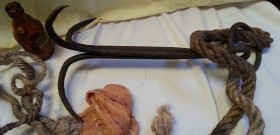 Gancho antiguo. Ancla de 3 puntas con soga incluida. Antiguo apero.