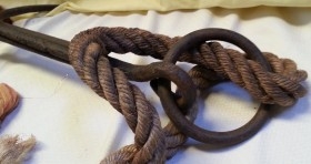 Gancho antiguo. Ancla de 3 puntas con soga incluida. Antiguo apero.