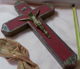 Crucifijo años 70. Cruz de madera y Cristo en metal.