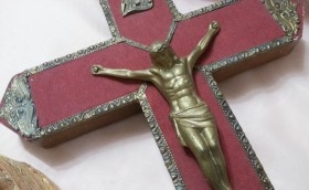 Crucifijo años 70. Cruz de madera y Cristo en metal.