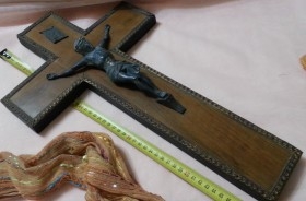 Crucifijo años 70. Cruz de madera y Cristo en metal.