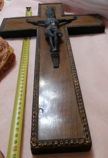 Crucifijo años 70. Cruz de madera y Cristo en metal.