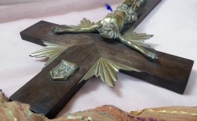 Crucifijo en madera y Cristo en bronce. VIntage. Años 70