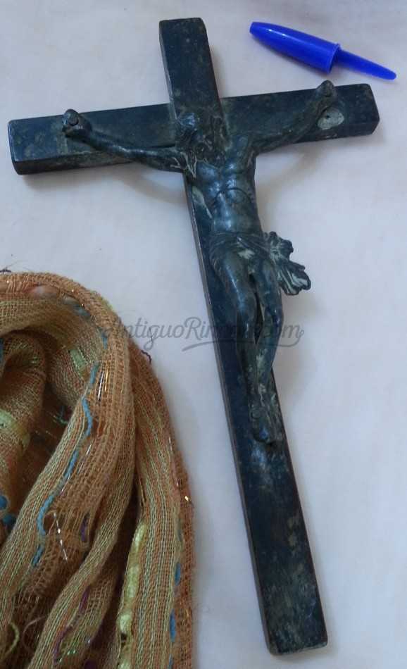 Crucifijo antiguo. En madera y bronce. Old crucifix.