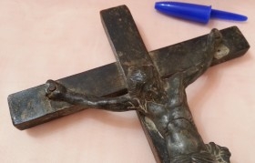 Crucifijo antiguo. En madera y bronce. Old crucifix.