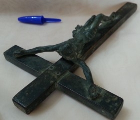 Crucifijo antiguo. En madera y bronce. Old crucifix.