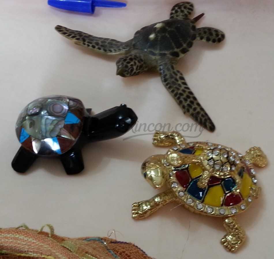 Tortugas. Miniaturas construidas en diferentes materiales. 3 unidades. Tortugas. Miniaturas construidas en diferentes materiales. 3 unidades.