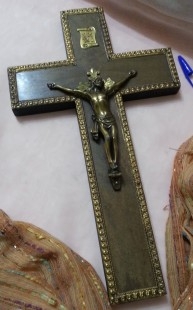 Crucifijo años 70. Cruz de madera y Cristo en metal.