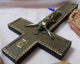 Crucifijo años 70. Cruz de madera y Cristo en metal.