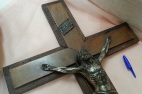 Crucifijo años 70. Cruz de madera y Cristo en metal.