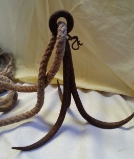 Gancho antiguo. Ancla de 3 puntas con soga incluida. Antiguo apero.