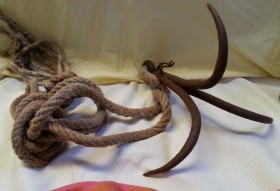 Gancho antiguo. Ancla de 3 puntas con soga incluida. Antiguo apero.