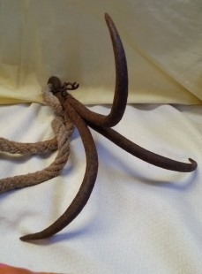 Gancho antiguo. Ancla de 3 puntas con soga incluida. Antiguo apero.