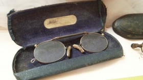 Gafas centenarias. Conjunto de lentes de época. Hundreds of glasses.