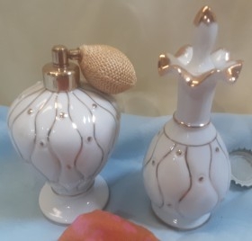 Tocador. Conjunto de frascos perfumeros.  Años 80.