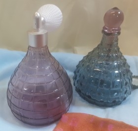 Tocador. Conjunto de frascos perfumeros.  Años 80.
