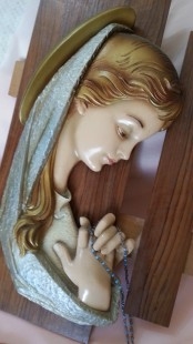 Virgen María en escayola policromada sobre tabla de madera. 41 cm de altura.