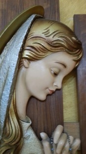 Virgen María en escayola policromada sobre tabla de madera. 41 cm de altura.