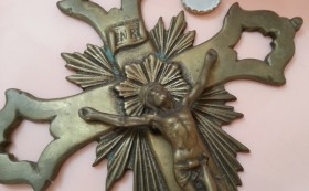 Crucifijo de los años 60-70. En pesado bronce. Magnífica pieza..