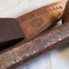 Yunque y martillo antiguo para afilar la guadaña. Picar la guadaña.
