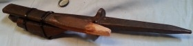 Yunque y martillo antiguo para afilar la guadaña. Picar la guadaña.