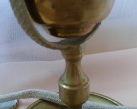 Lamparilla de aceite en bronce. Viejo objeto todavía útil. Capuchina.