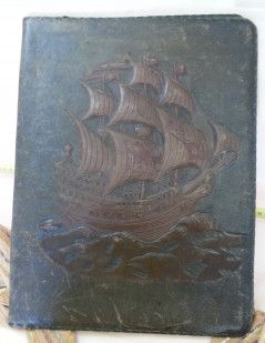 Cartera de mano. Portafolios en piel repujada. Imagen de gran barco. Años 60.