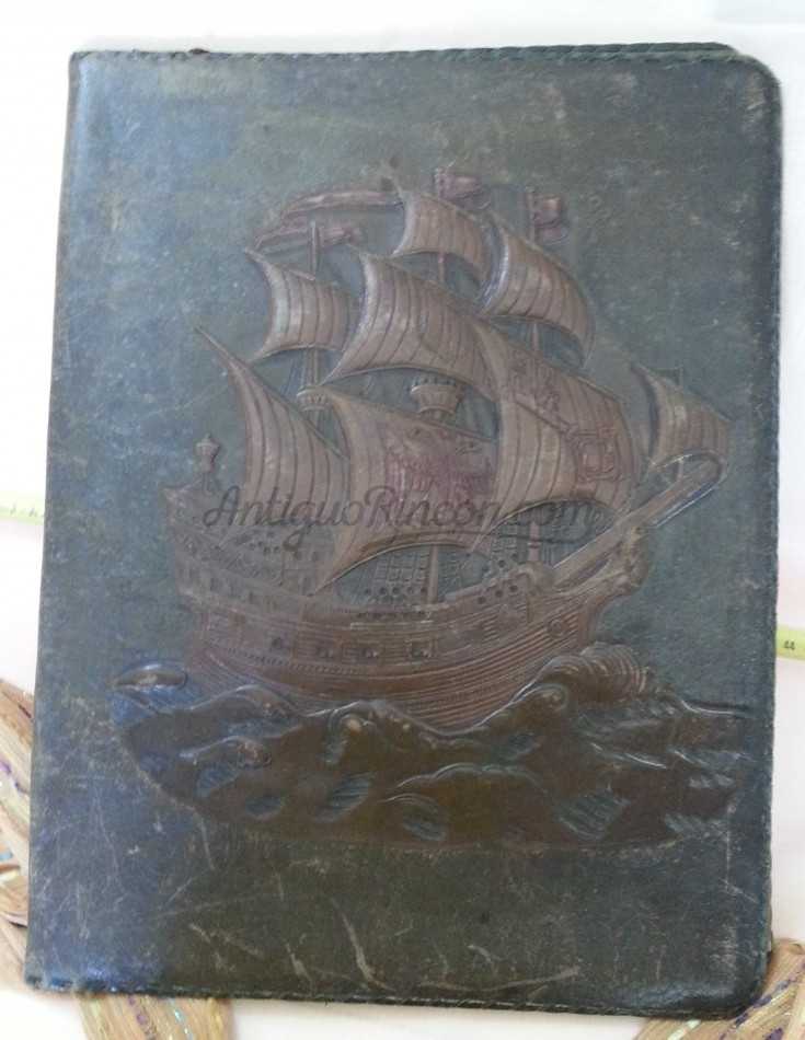 Cartera de mano. Portafolios en piel repujada. Imagen de gran barco. Años 60.