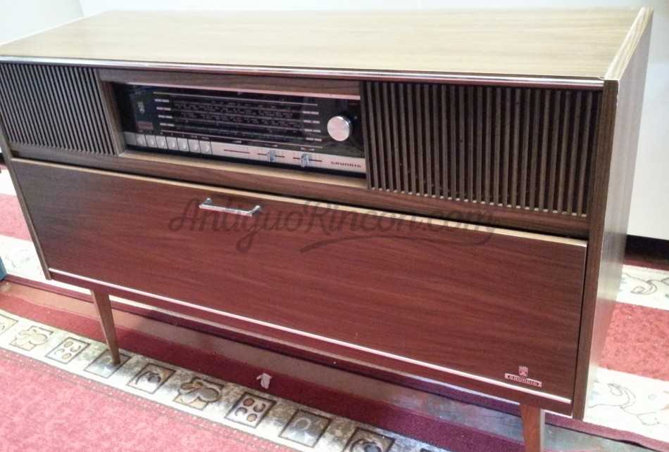 Tocadiscos. Radio en mueble. Equipo completo de radio y tocadiscos. Emblemático mueble años 60-70.