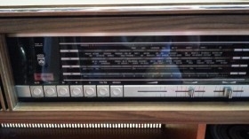 Tocadiscos. Radio en mueble. Equipo completo de radio y tocadiscos. Emblemático mueble años 60-70.